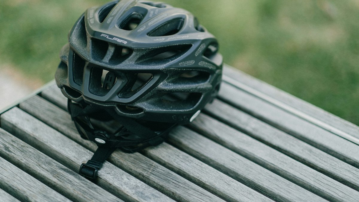 ベンチに置かれた自転車用ヘルメット
