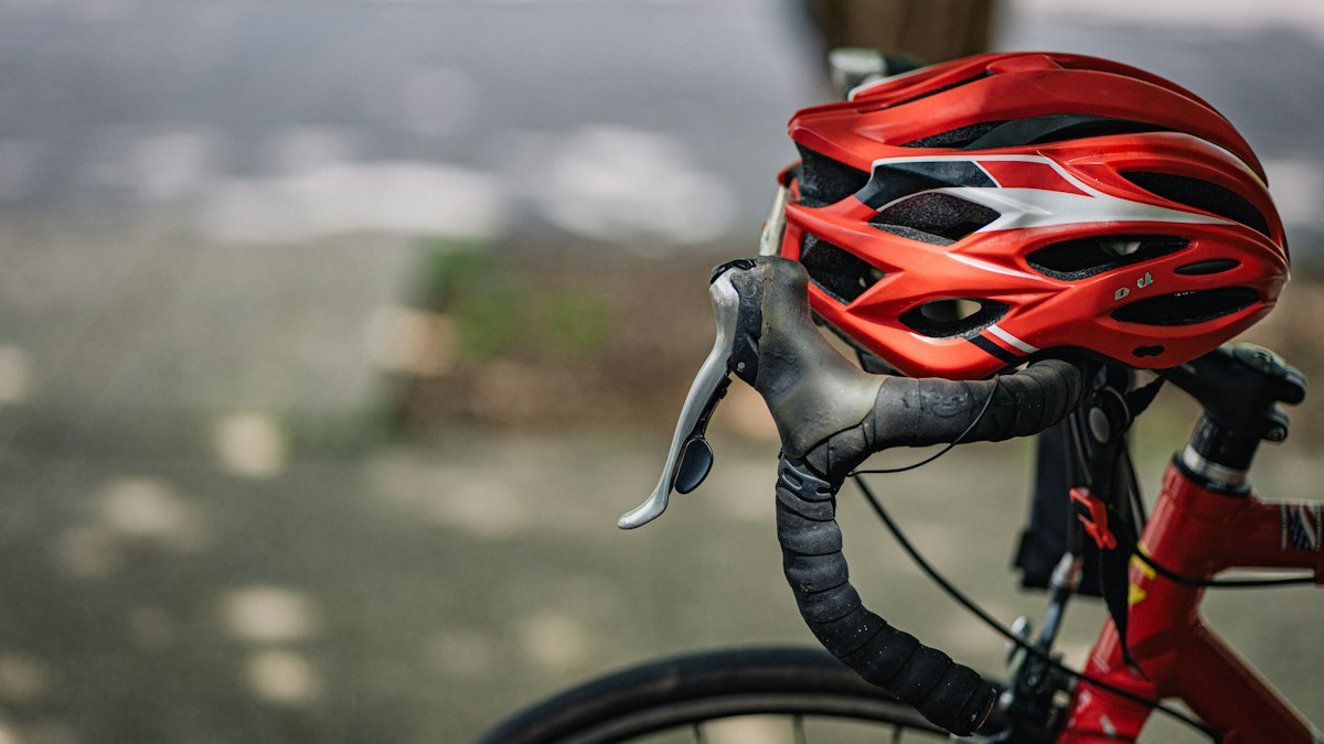 自転車のハンドルに掛けたヘルメット